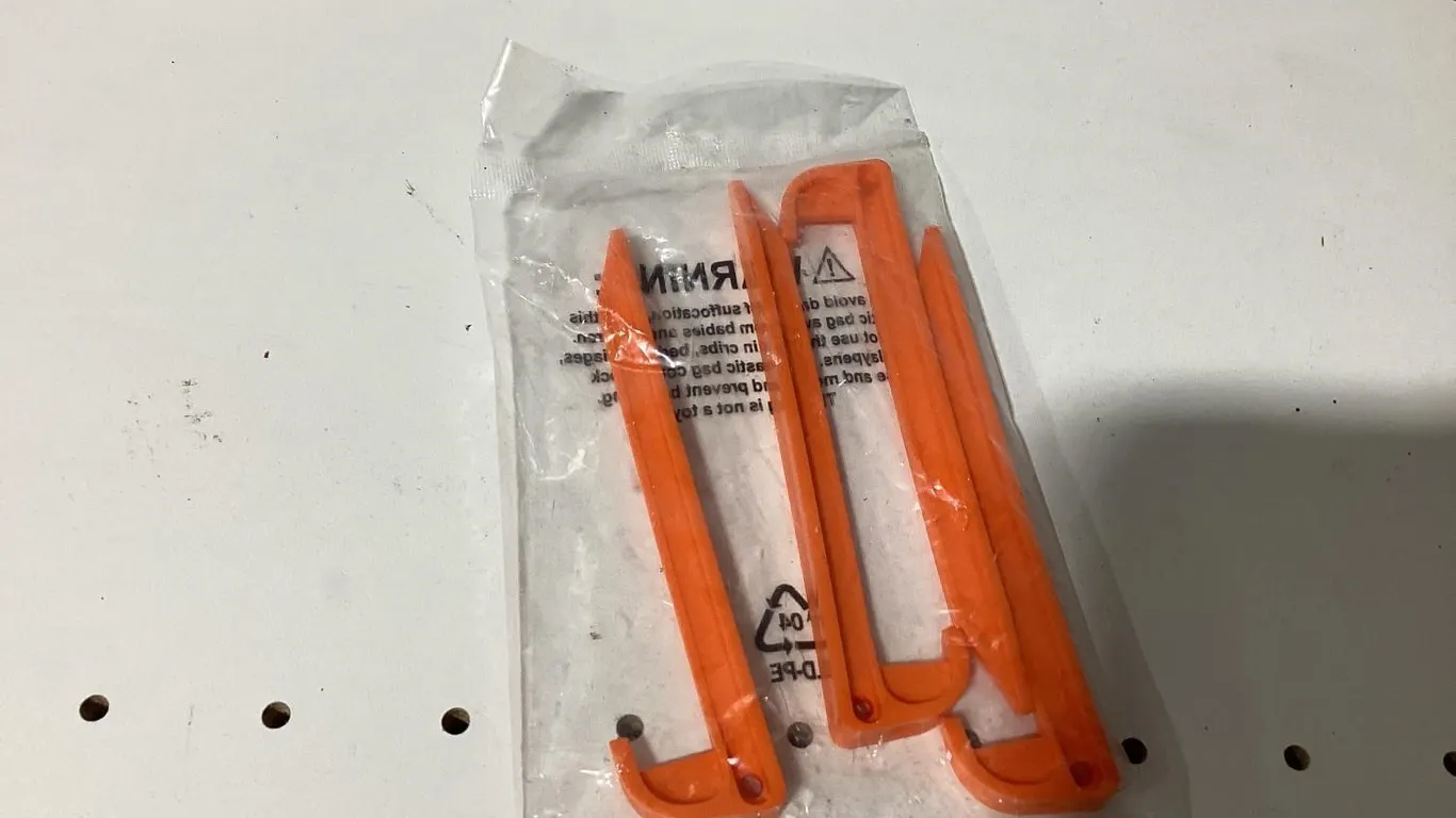 Orange Plastic Tent Stakes 4ct Set