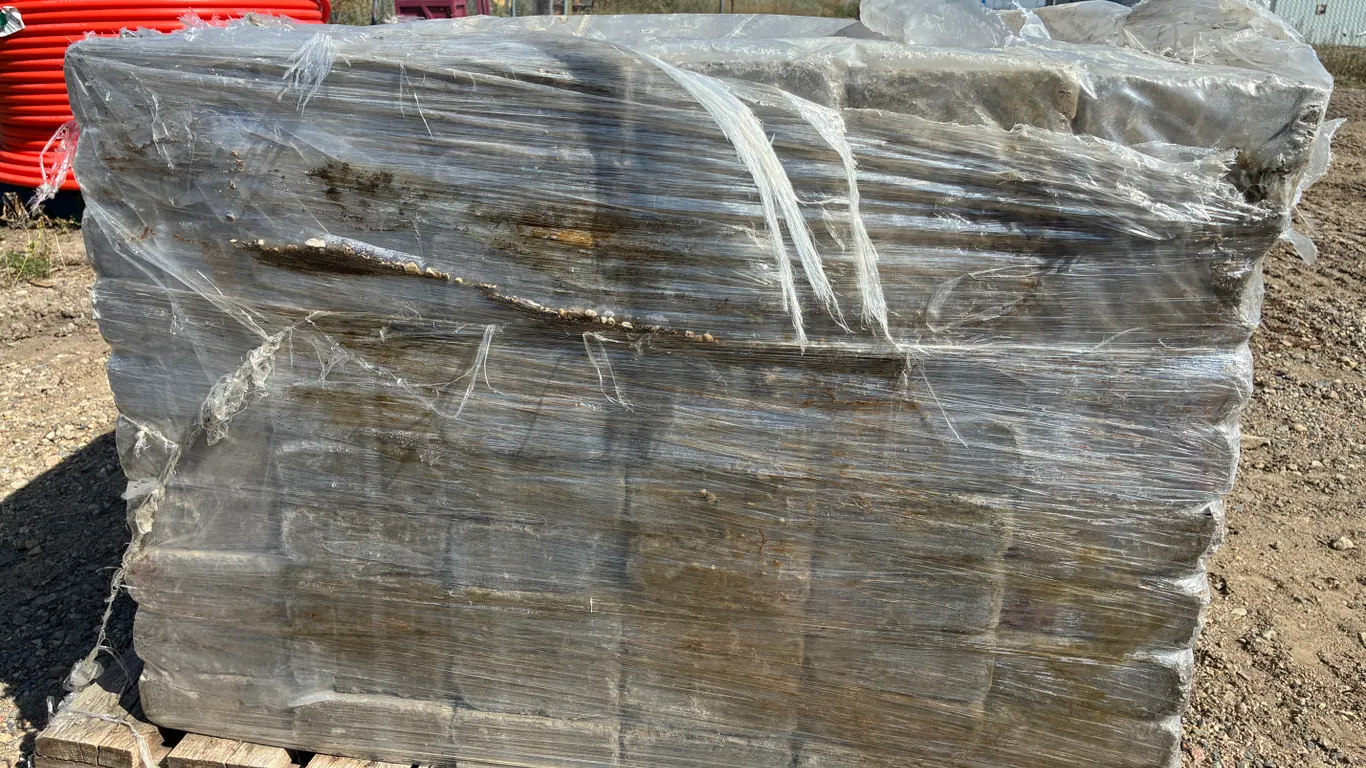 Pallet of Bricks 9" x 6" x 2 1/4" (Approx 300)