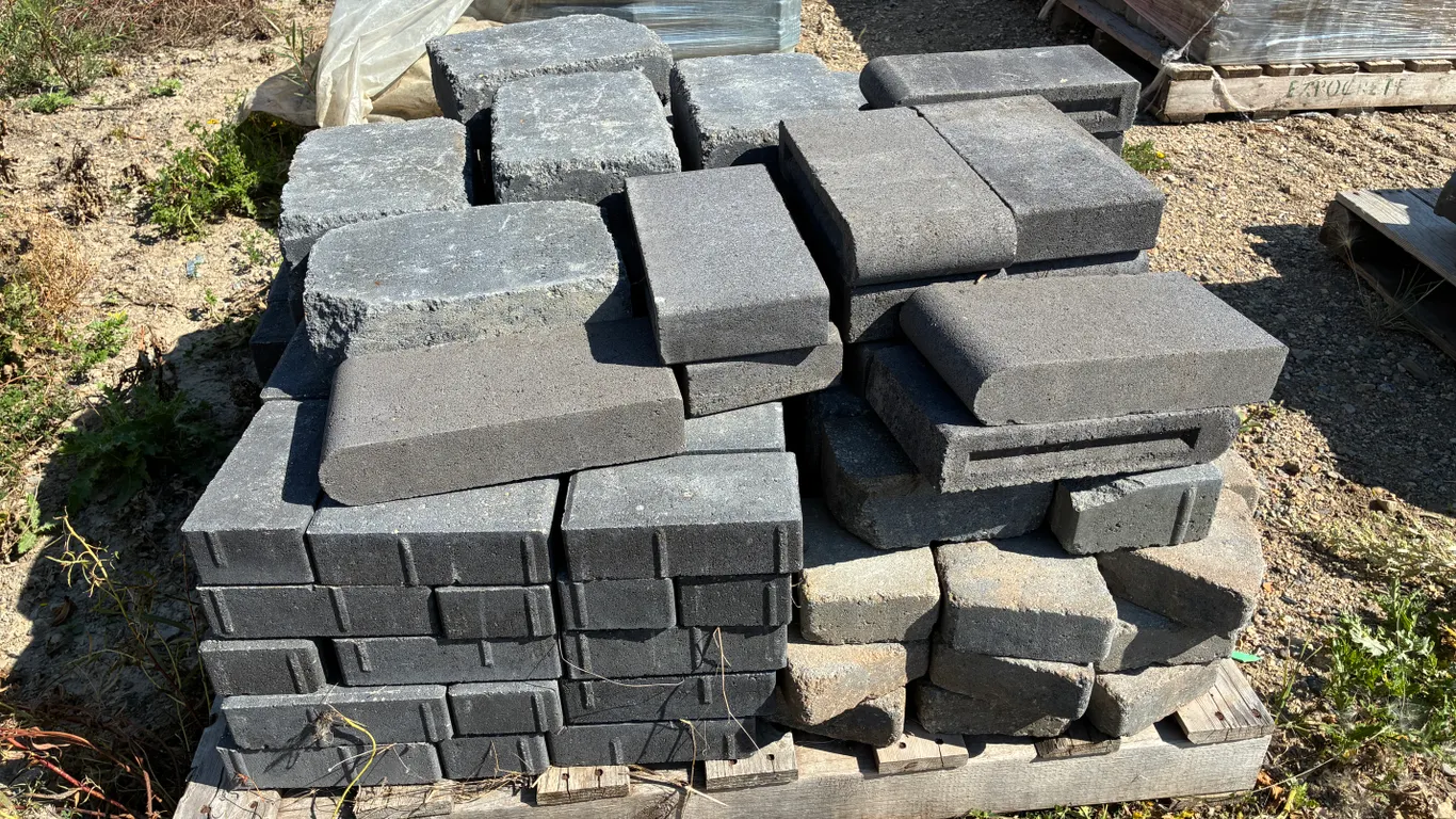 Pallet of Assorted Bricks
