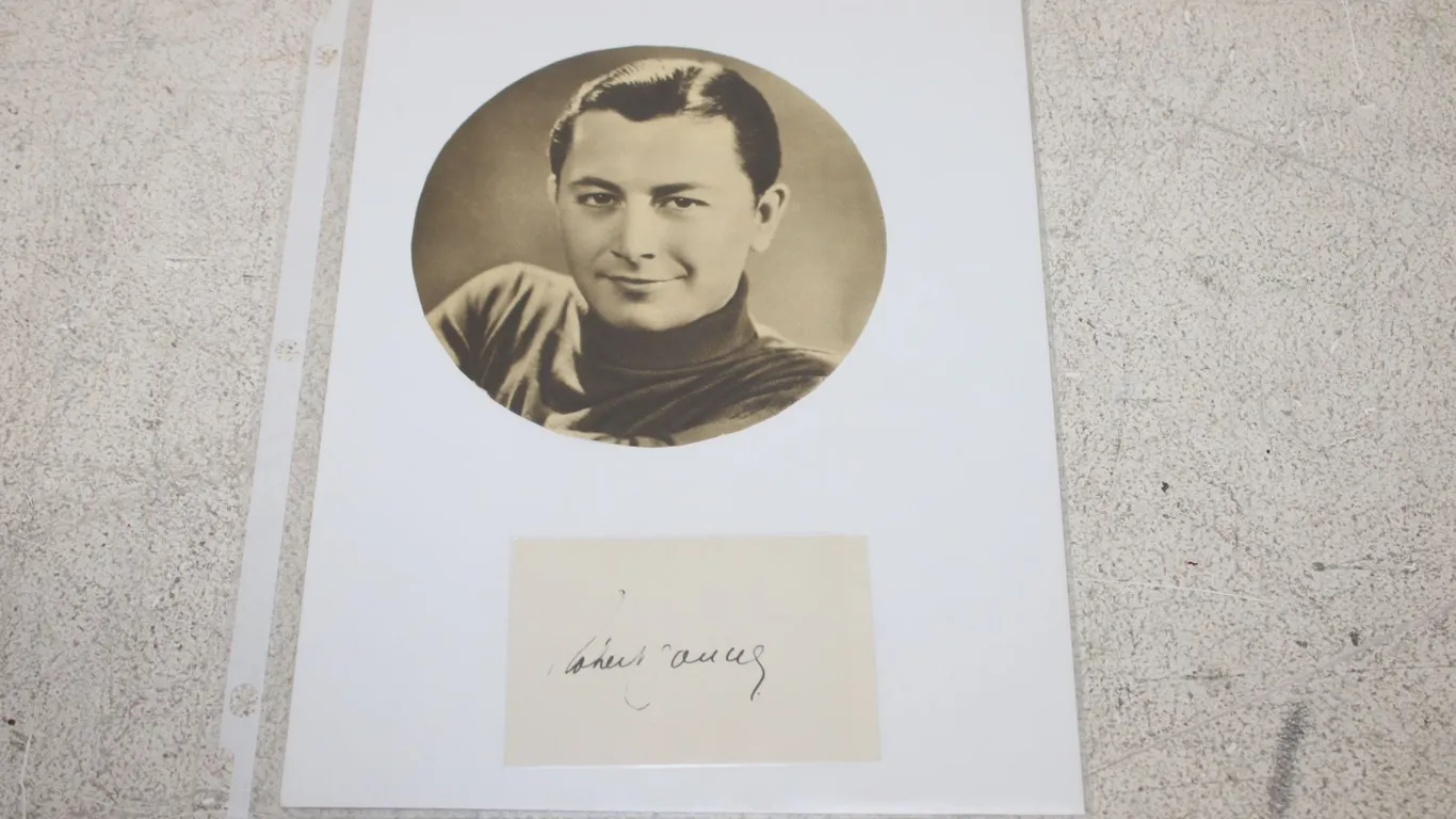 Robert Young Autograph & Portrait Photograph