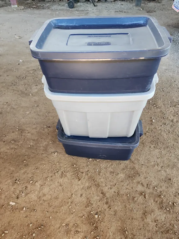 3 Rubbermaid Roughneck Totes