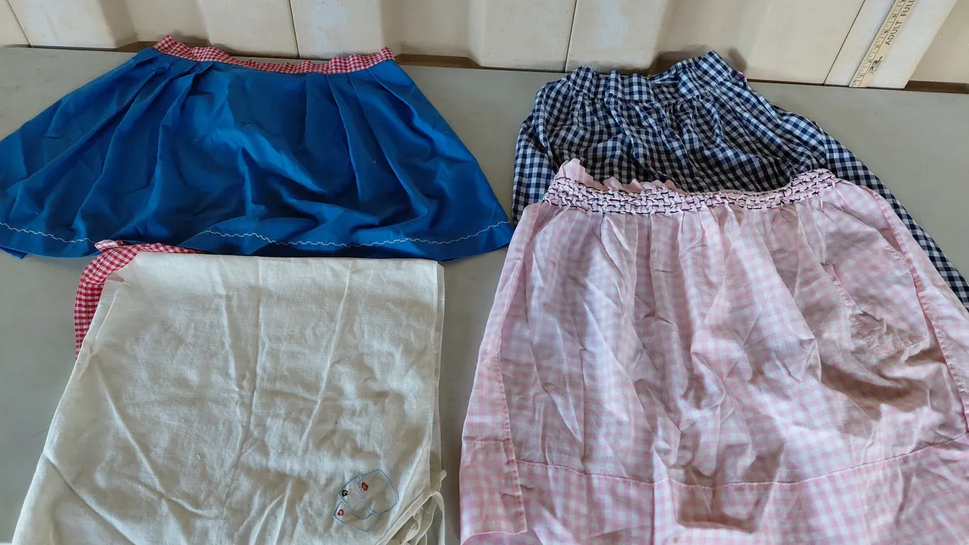 3 Vintage Aprons & Card Table Cloth