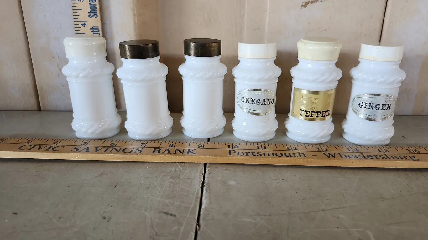 6 Anchor Hocking Shakers 3.5''