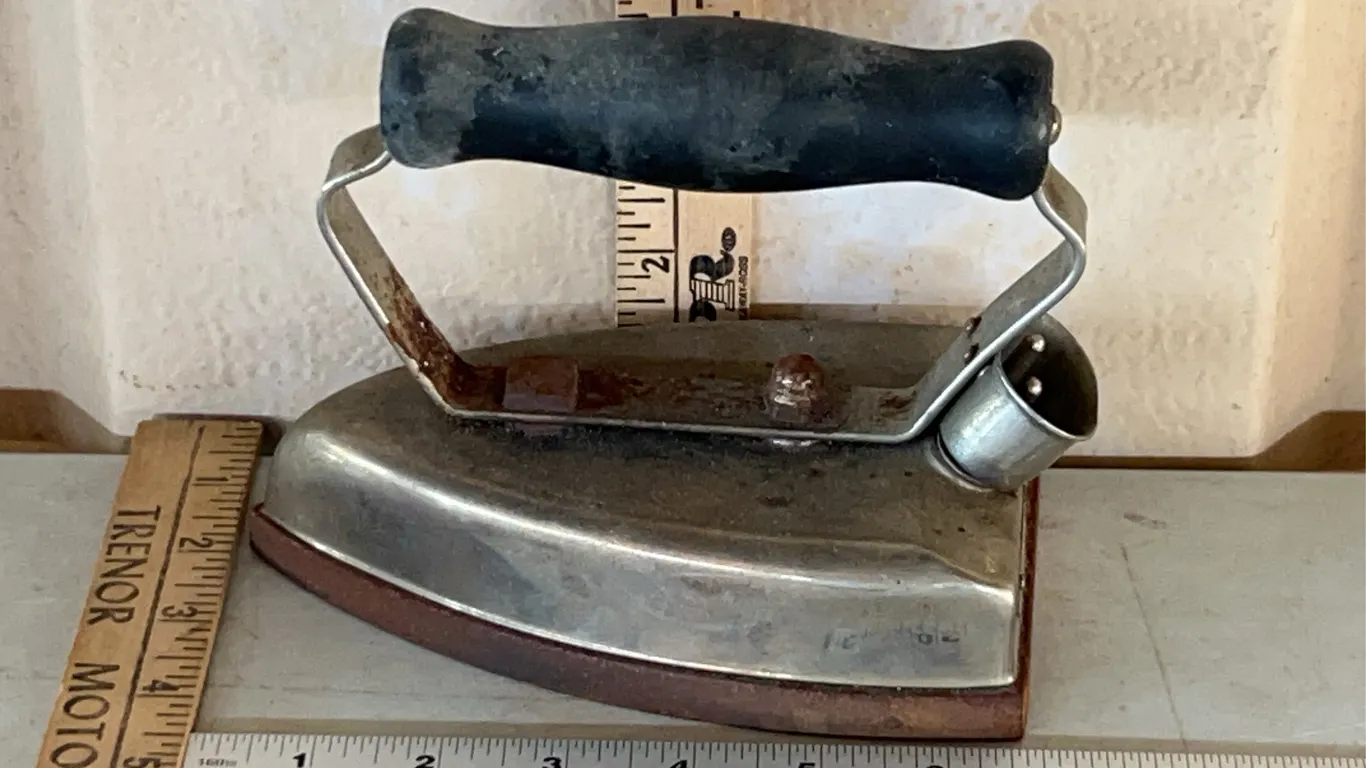 Vintage Universal Landers Frary & Clark Electric Sad Iron No Cord
