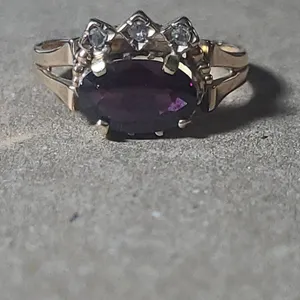 14K Yellow Gold Ring (Unverified) Oval Purple Gemstone, 3 Clear Accent Stones, Engraved Band, Size N