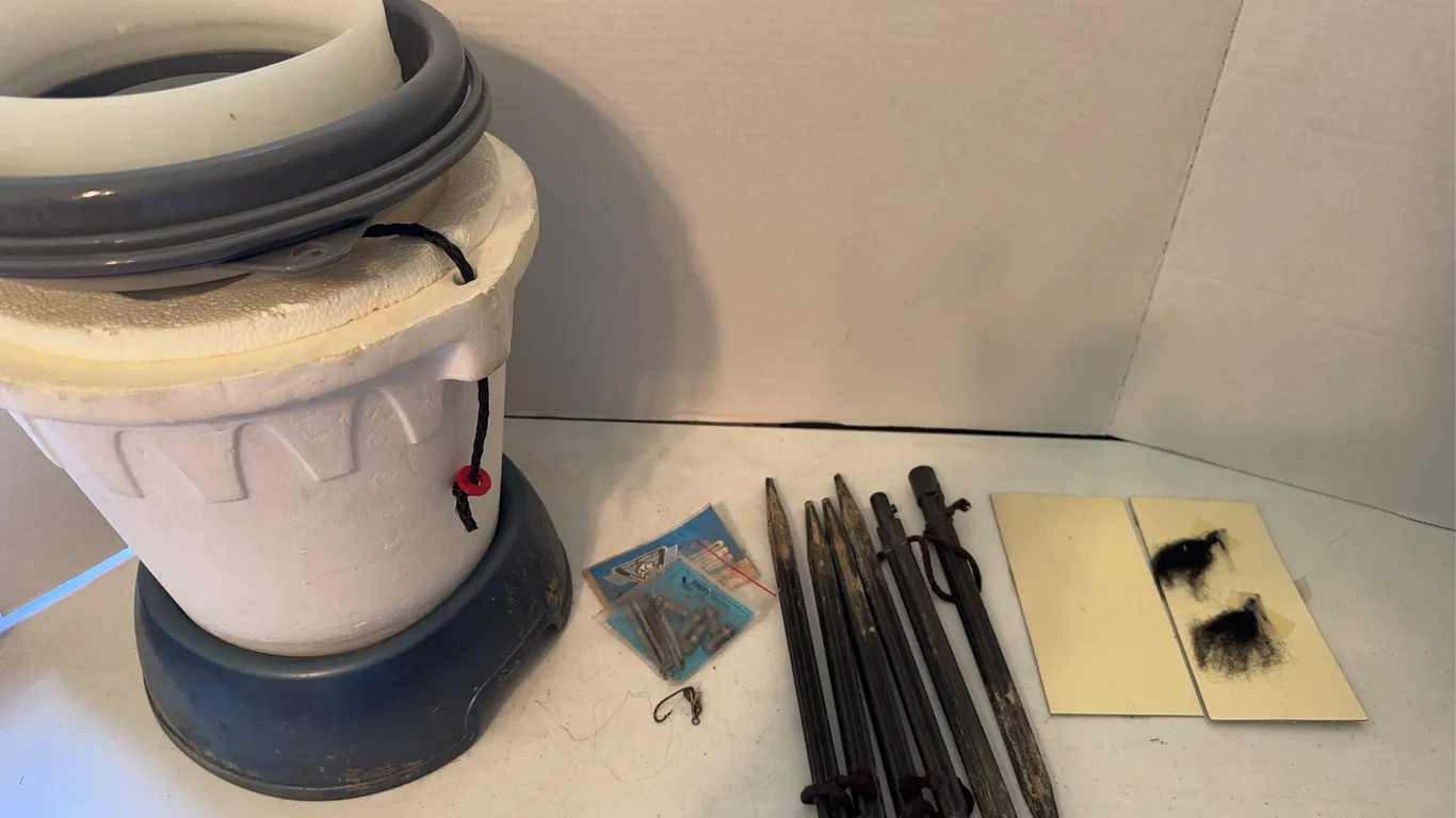 Fishing Bait Bucket Collapsible Bucket Bank Stakes Tackle Hooks Sinkers Lot