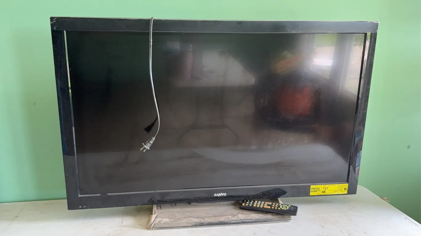 Sanyo 42 Inch Class LCD HDTV DP42841 With Remote Control