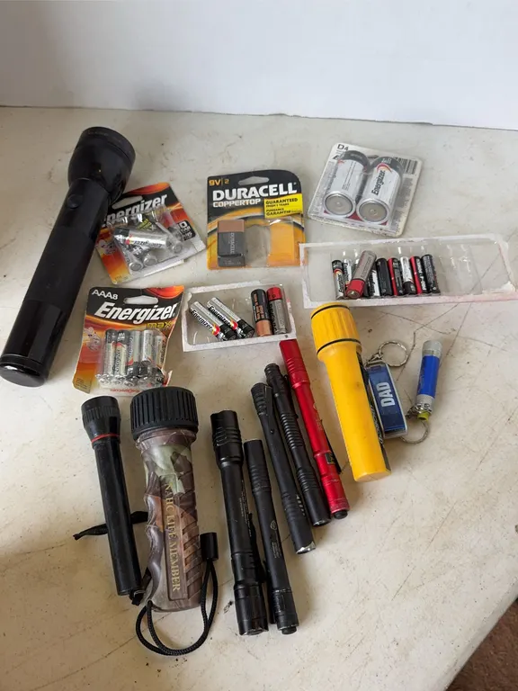 Assorted Flashlights Maglite Streamlight and Batteries Lot