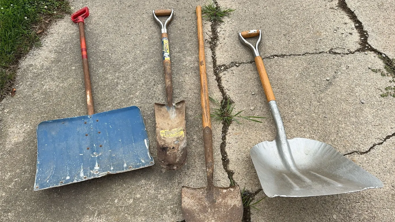 Assorted Outdoor Work Tools Snow Shovel Grain Scoop Trenching Shovel Round Point Shovel Lot