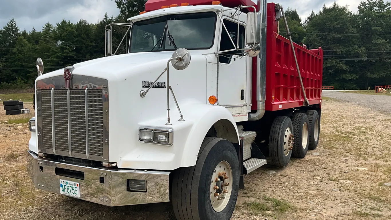 2003 KENWORTH T800 TRI-AXLE DUMP TRUCK VIN: 3WKDA48X735387161