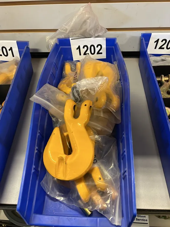 NEW/UNUSED TRAY OF ASSORT 1/2" HOOKS