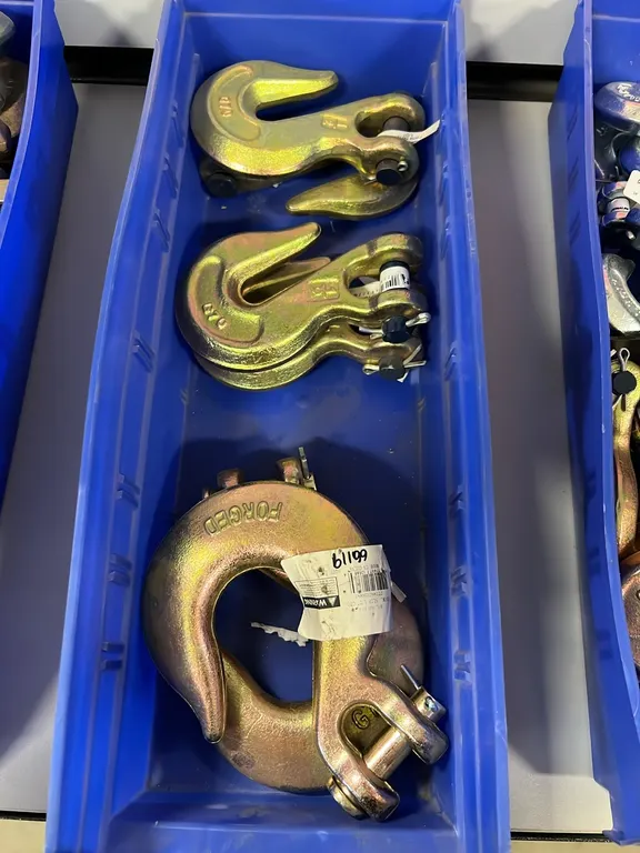 NEW/UNUSED TRAY OF 2 - GRADE 70 1/2" SLIP HOOKS & 4 - GRADE 70 1/2" GRAB HOOKS