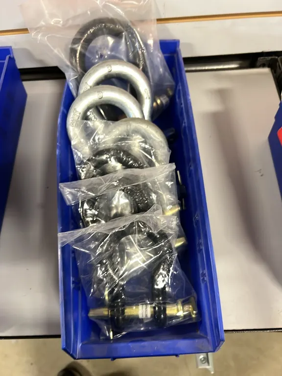 NEW/UNUSED TRAY OF SEVERAL SIZES OF PINNED CLEVISES
