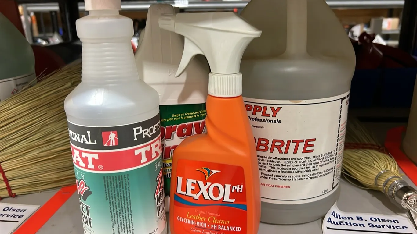 NEW/UNUSED CLEANING SUPPLIES