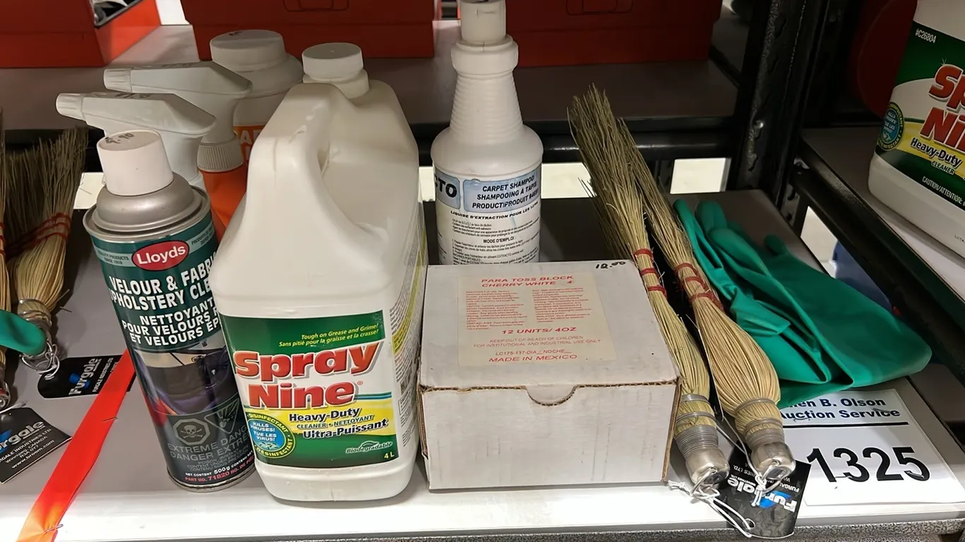 NEW/UNUSED CLEANING SUPPLIES
