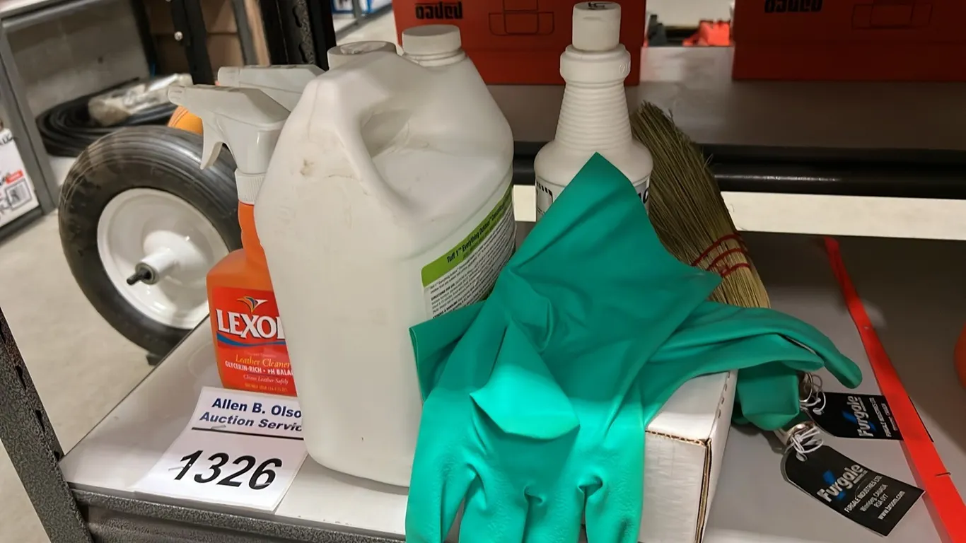 NEW/UNUSED CLEANING SUPPLIES