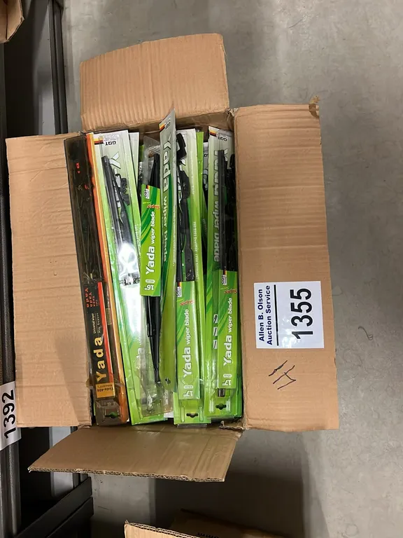 APPROX 40 - NEW/UNUSED YADA 17" WIPER BLADES