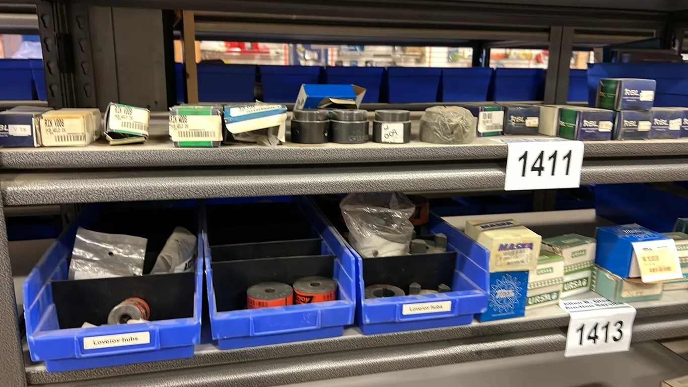 NW/UNUSED ASSORT OF HUB WELD IN LOCKING BUSHINGS & REGULAR BUSHINGS & ASSORT BEARINGS IN TRAY