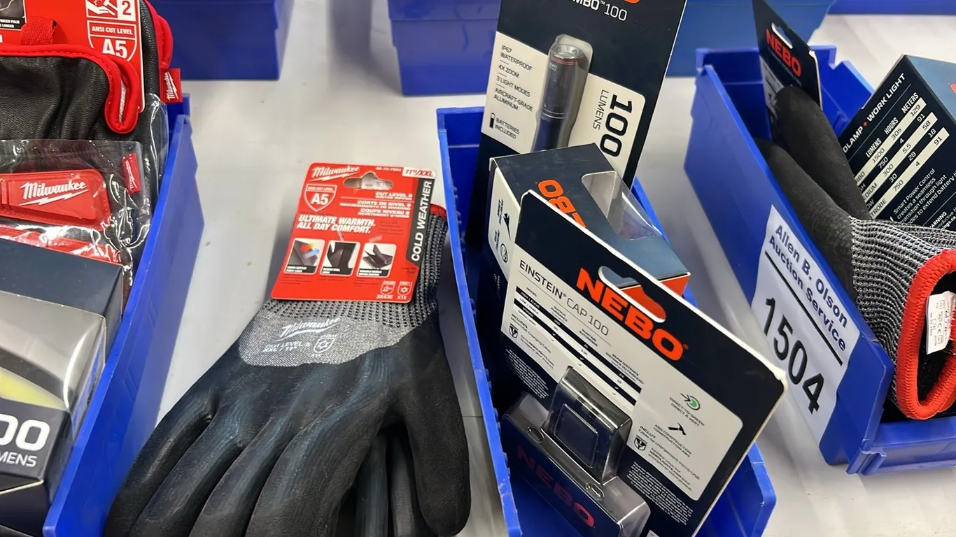 NEW/UNUSED TRAY w/ XXL WINTER DIPPED GLOVES, RECHARGEABLE MAGNETIC LIGHT & 2 - SMALL LED LIGHTS