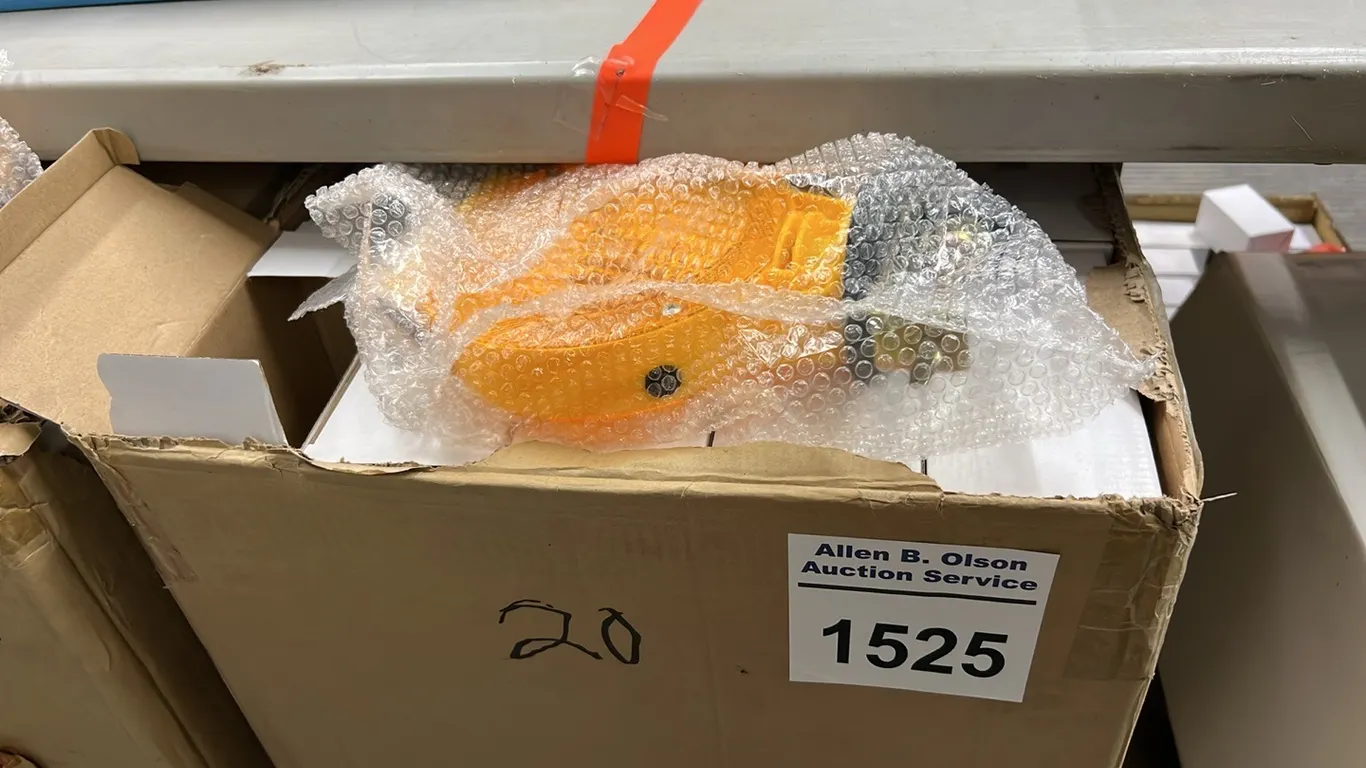 APPROX 20 - NEW/UNUSED LED EMERGENCY CLAMP ON FLASHING BARRICADE LIGHTS