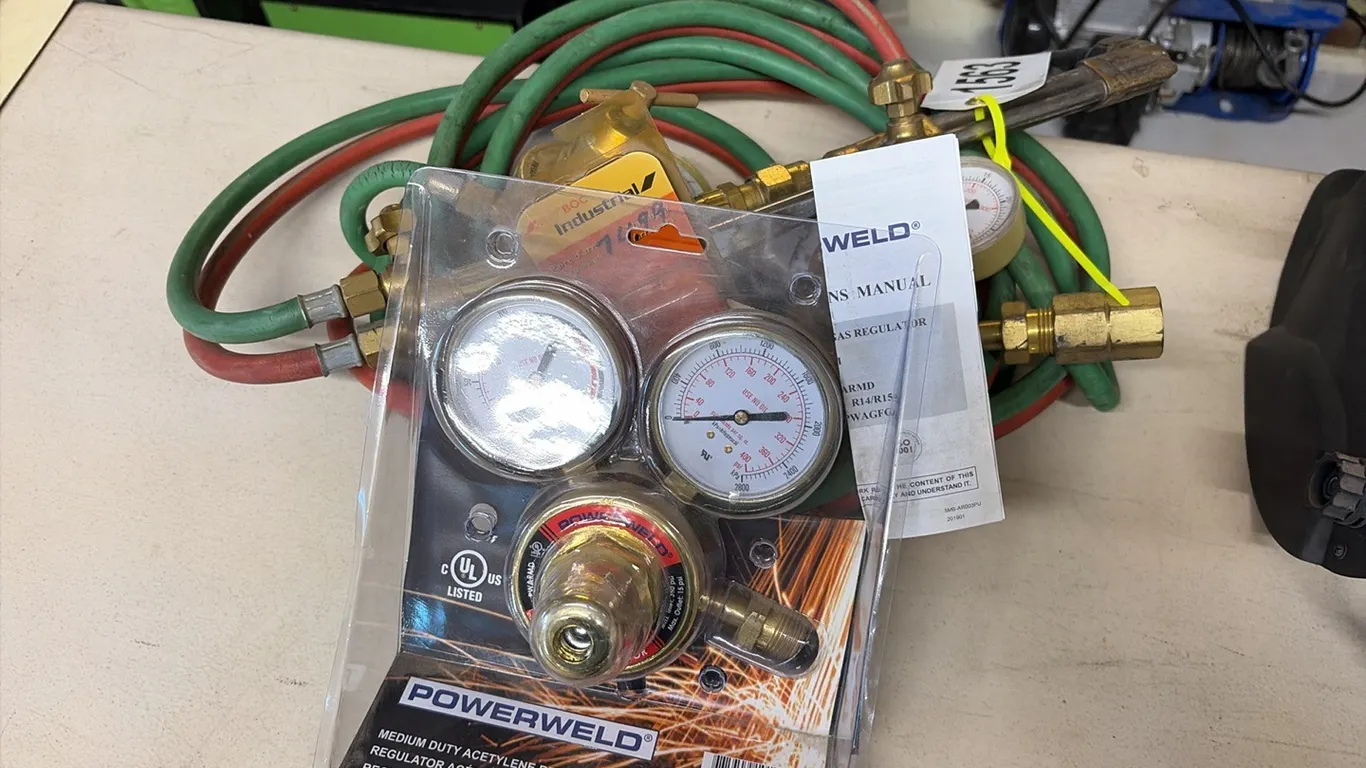 USED OXY/ACCET CUTTING TORCH w/ HOSE & GAUGES - ONE GAUGE IS BROKEN & COME w/ A NET SET OF GAUGES