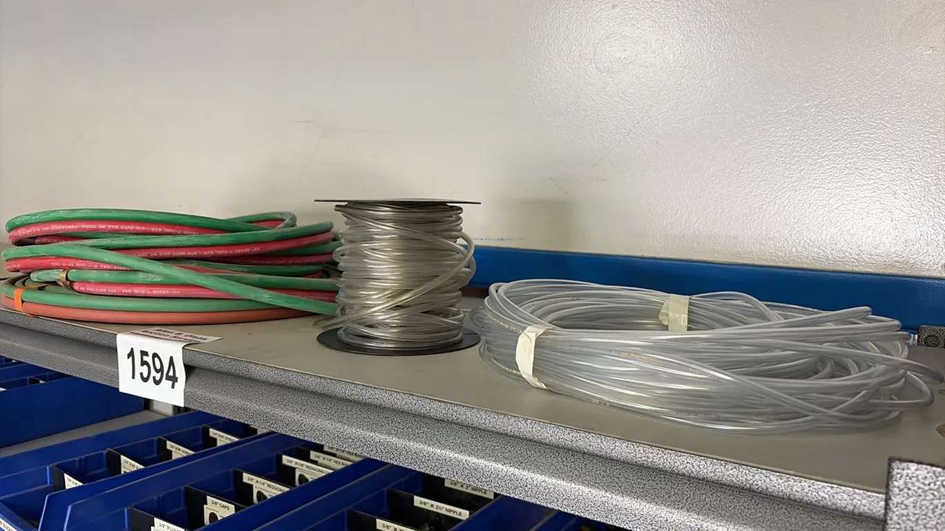 NEW/UNUSED COIL OF 3/16" CLEAR TUBING, 1/4" CLEAR TUBING & 2 - OXY ACCET HOSES - 1 HAS ENDS