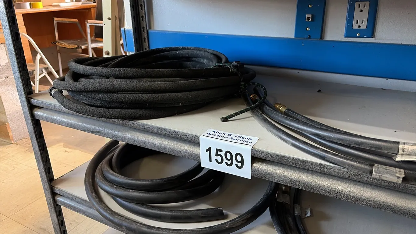 NEW/UNUSED INSULATED GARDEN HOSE & 4 - NATURAL GAS HOSES