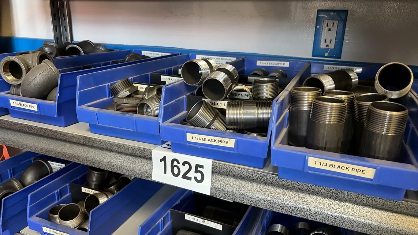 NEW/UNUSED 1 1/4" BLACK PIPE, PLUGS, CAPS, COUPLERS, TEES, ELBOWS, REDUCER BUSHINGS & COUPLERS & ASSORT NIPPLES