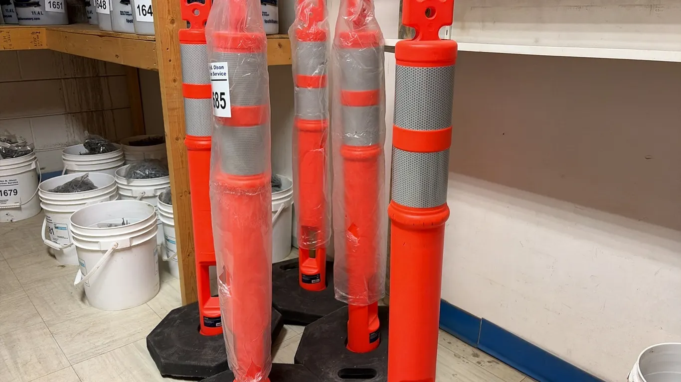 NEW/UNUSED 5 - TRAFFIC DELINEATOR w/ BASES
