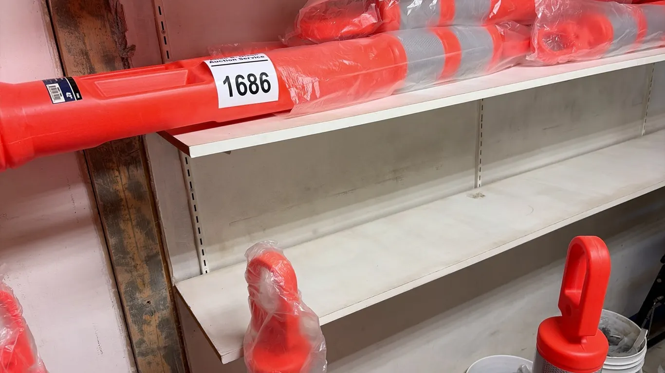 NEW/UNUSED 5 - TRAFFIC DELINEATORS