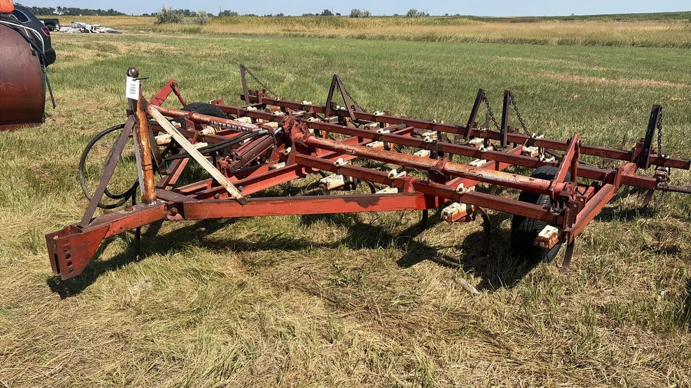 ID 1165 IH Cultivator/Drag
