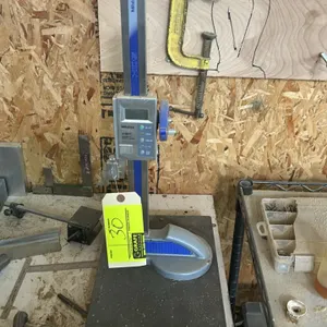 Mitutoyo Series 570 Absolute Digimatic height gage. Features digital LCD display, manual adjustment handwheel, scriber clamp, and cast base. Granite s