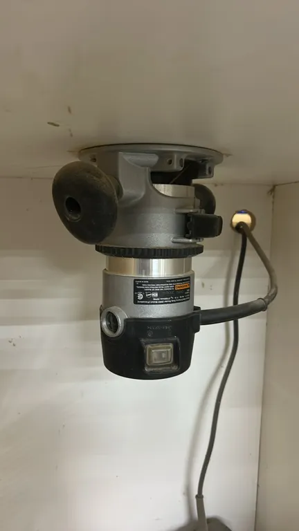 Porter-Cable 690LR 1-3/4 HP fixed-base corded wood router. Features 11A motor producing up to 27,500 RPM, fixed base with dual grip handles, and dust-