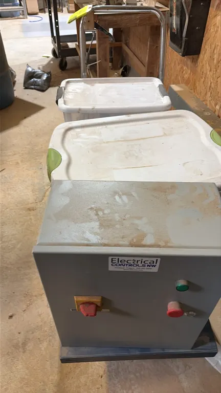 Stainless steel hydraulic scissor lift cart. Features foot-pump hydraulic lift, hand release lever, tubular push handle, and 4-wheel mobile base. Incl