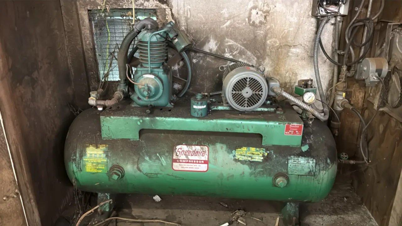 Speedaire 3Z243 horizontal air compressor. Features a belt-driven single-stage pump, pressure switch, and pressure gauge. Power: 10 HP. Electrical: 3-