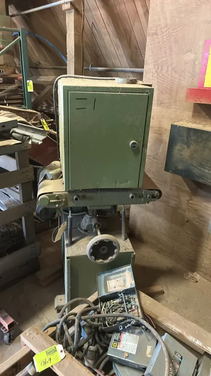 Sheng Shing SDM-15 wide-belt sander. Features conveyor feed bed, manual bed height adjustment handwheel, side control panel with analog load meter, an