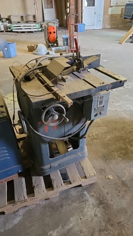 Rockwell 34-450 table saw. Features a cast iron table with extension, Allen-Bradley push-button control switch, blade guard assembly, dual handwheel a