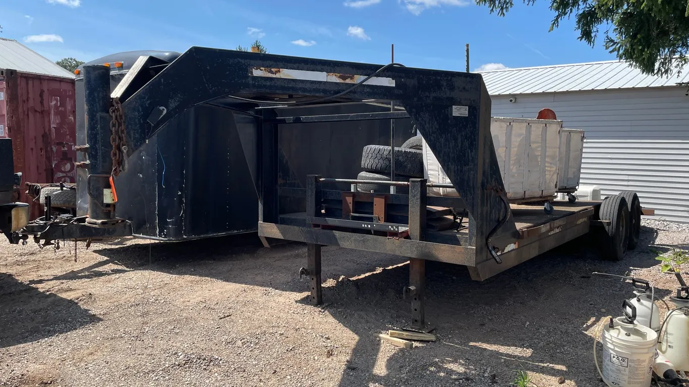 2002 Horse Creek Road Warrier 22' Tandem Axle Gooseneck Trailer (Has WI Title)