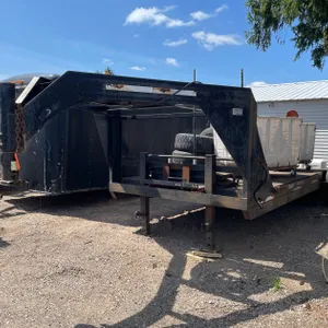 2002 Horse Creek Road Warrier 22' Tandem Axle Gooseneck Trailer (Has WI Title)