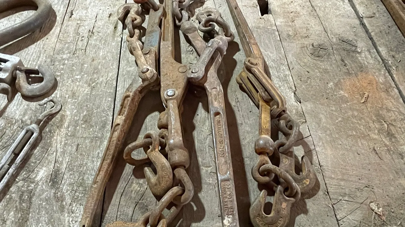 (4) Large Chain Binders