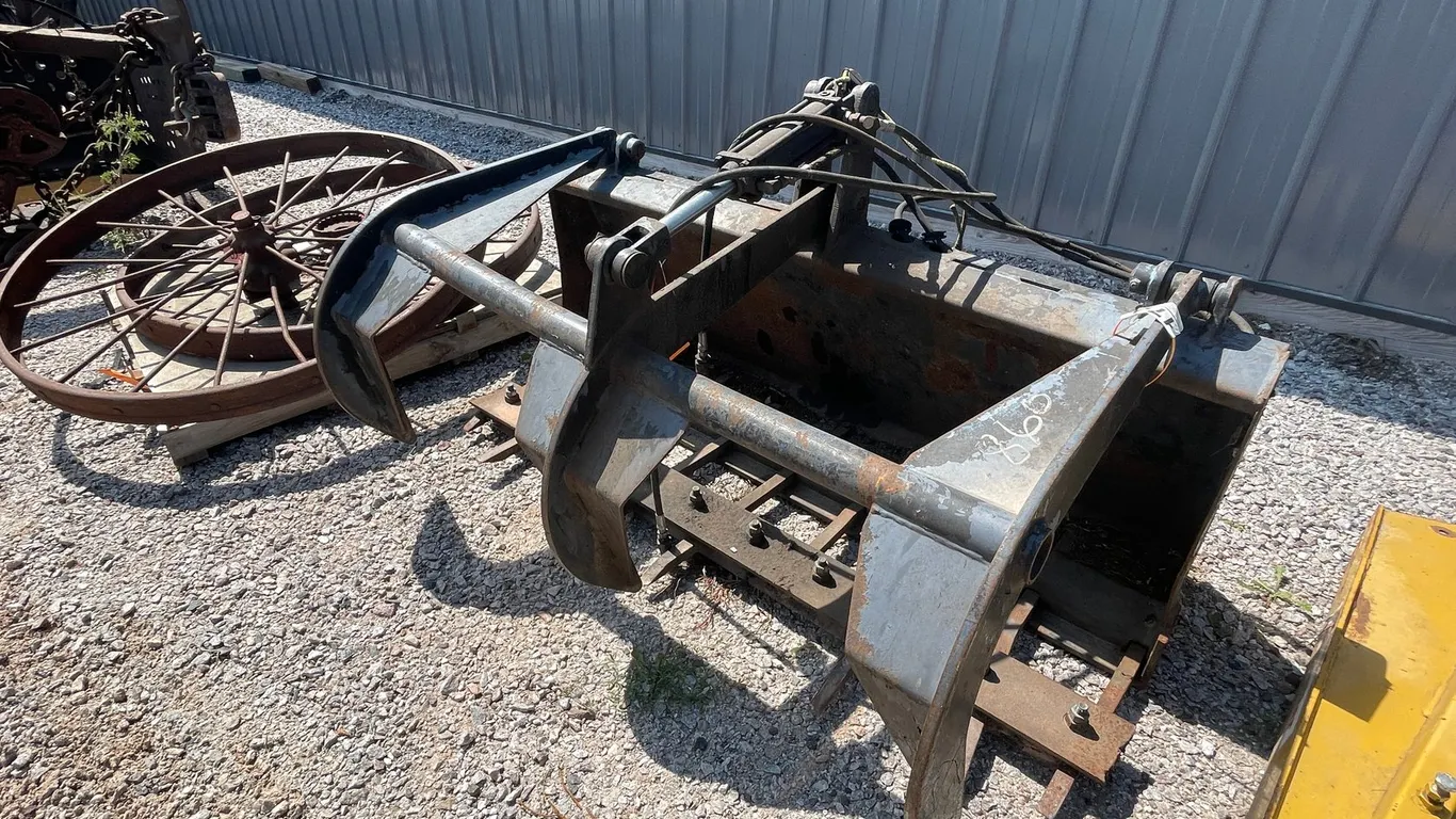 Universal Mount Single Ram Grapple Bucket