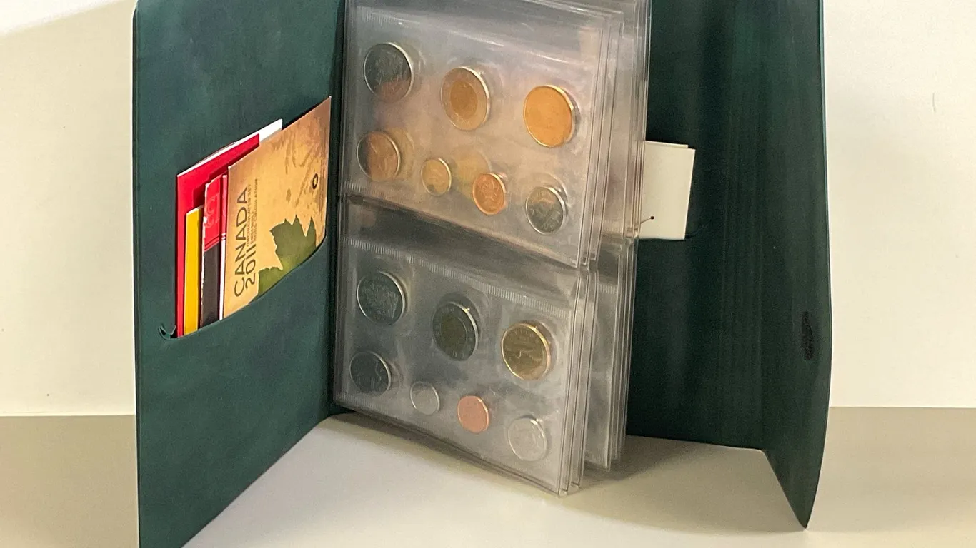 RCM Wallet with 11 UNC Classic Sets