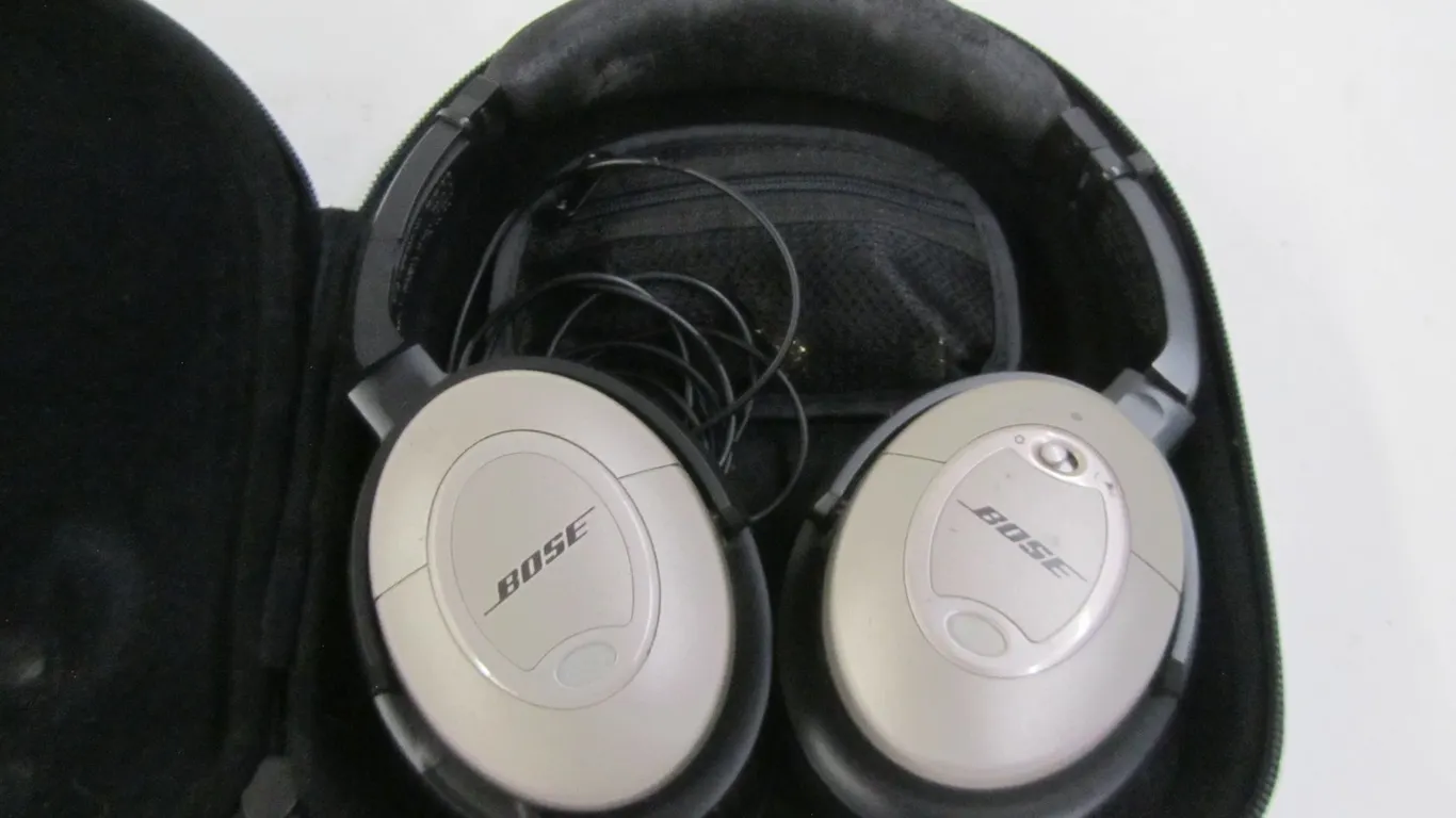 Bose Acoustic Noise Canceling Headphones w/Case