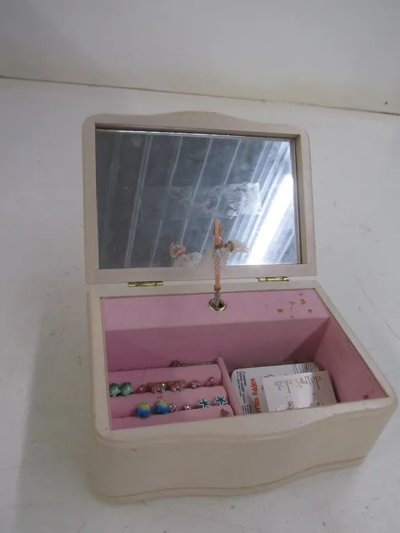 Musical Jewelry Box w/Assorted Kids Earrings
