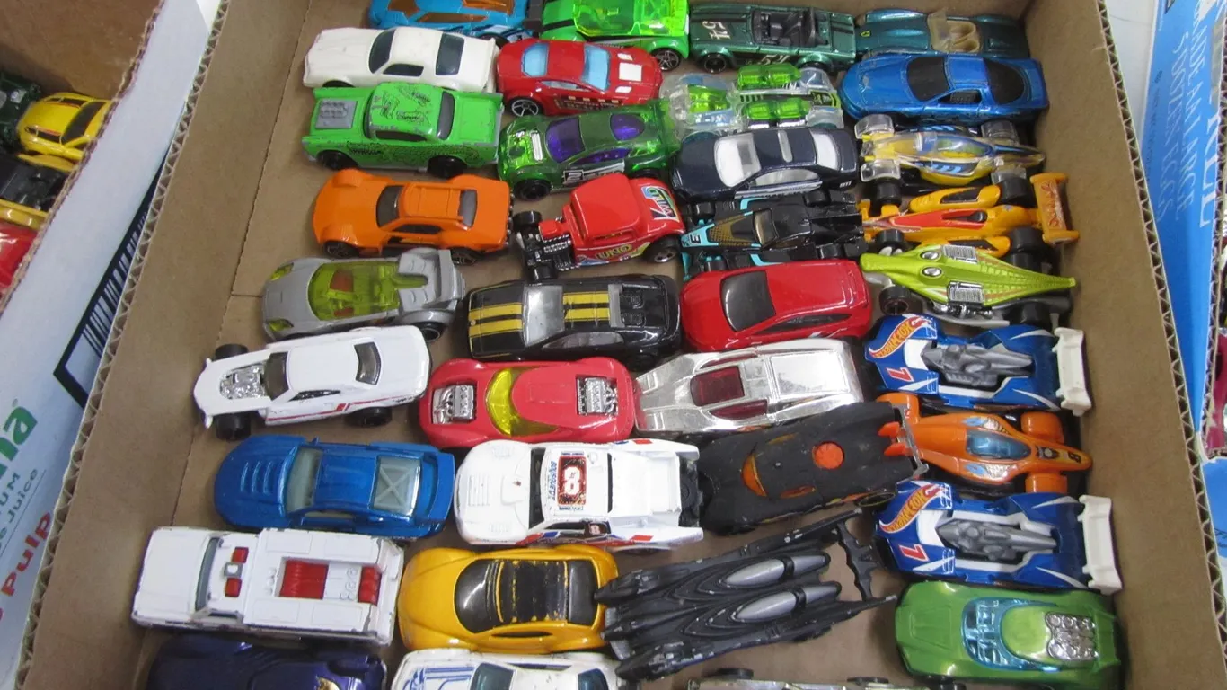 Flat Of Assorted 1:64 Scale Die Cast Cars