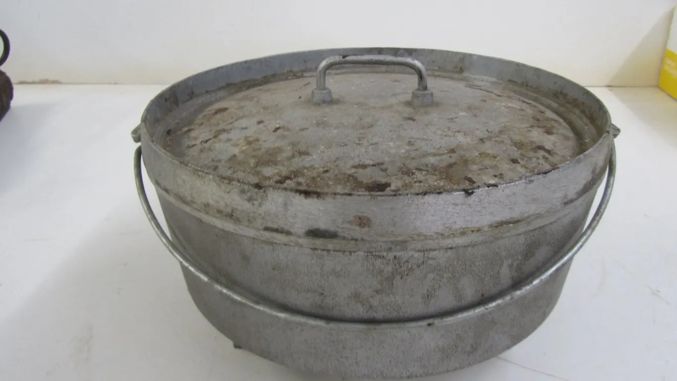 Cast Aluminum 12" Dutch Oven w/Handle And Lid
