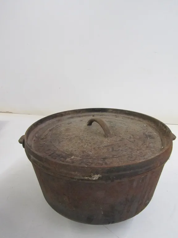 Lodge Cast Iron Lewis & Clark Corps Of Discovery 12" Dutch Oven w/Handle And Lid
