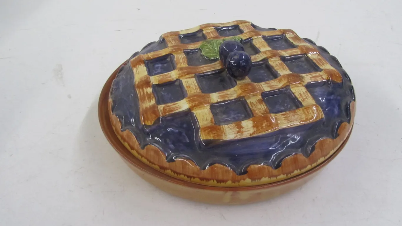 Decorative Glazed Pottery Pie Dish w/Lid