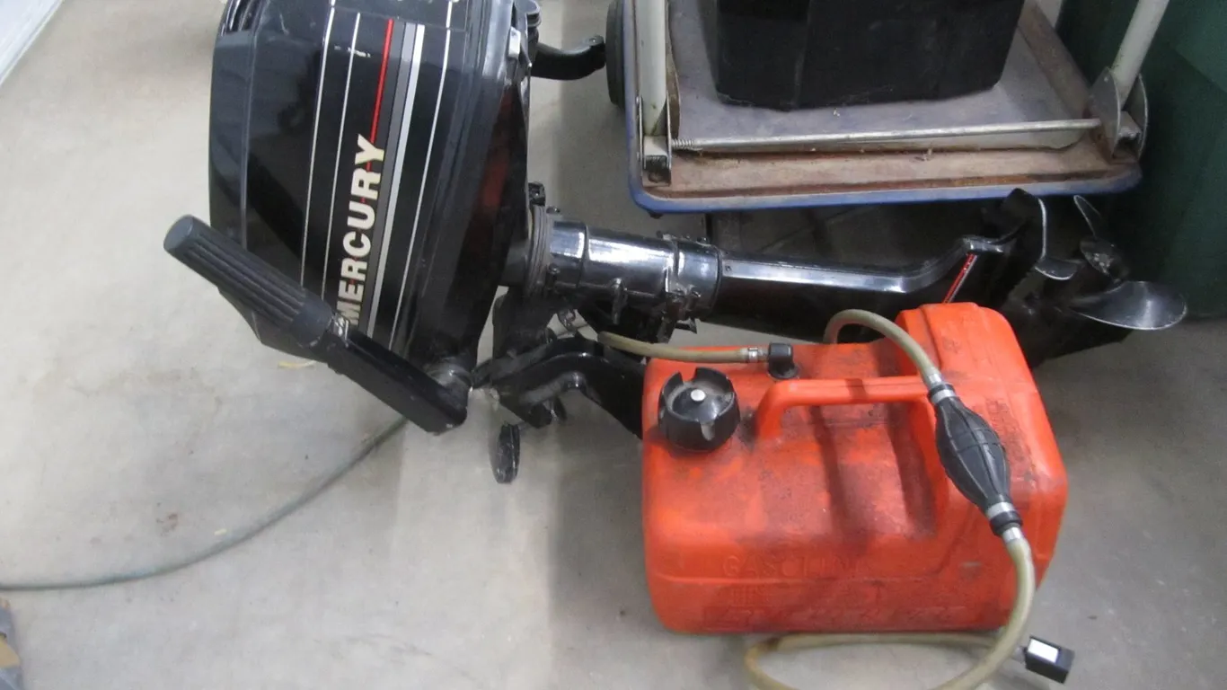 Mercury 5 HP Outboard Motor w/3 Gallon Gas Tank