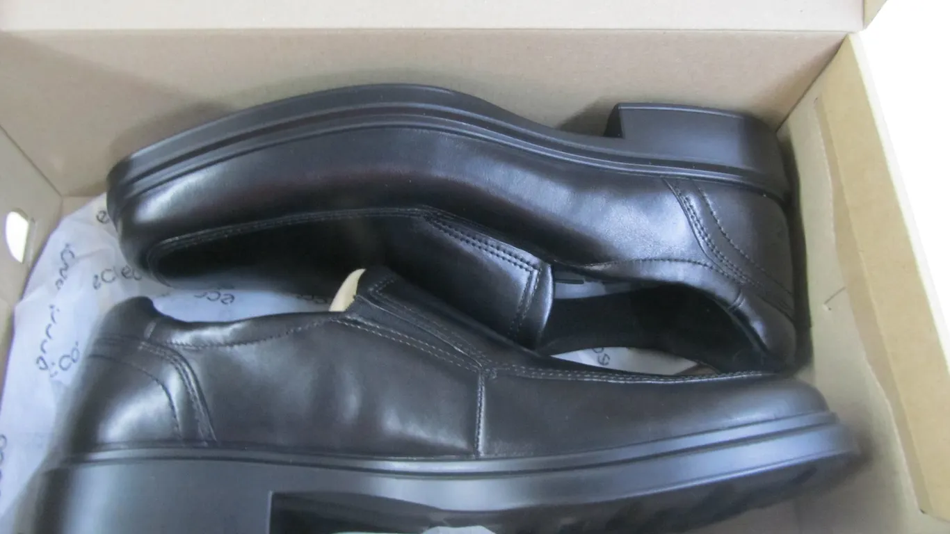 Pair Of Ecco Helsinki 2 M Slip On Shoes